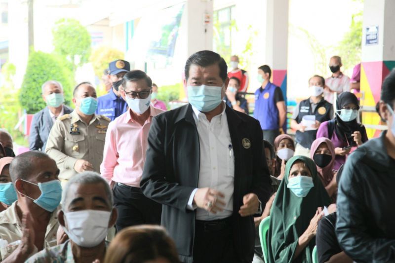“นิพนธ์”ให้กำลังใจผู้ประสบภัยน้ำท่วมนราธิวาส