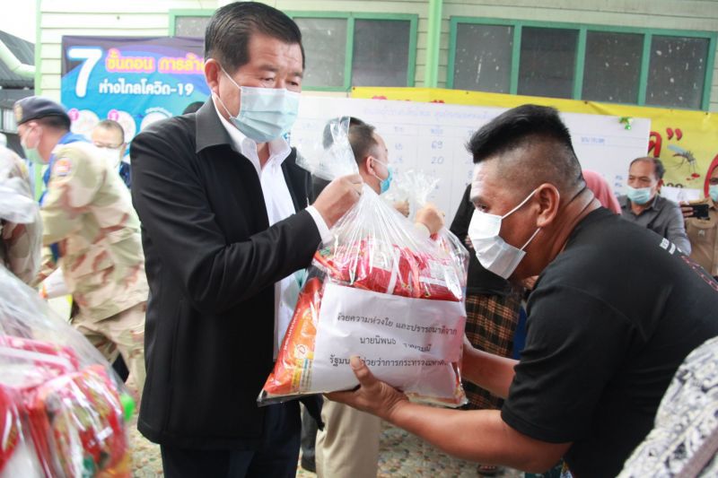 “นิพนธ์”ให้กำลังใจผู้ประสบภัยน้ำท่วมนราธิวาส