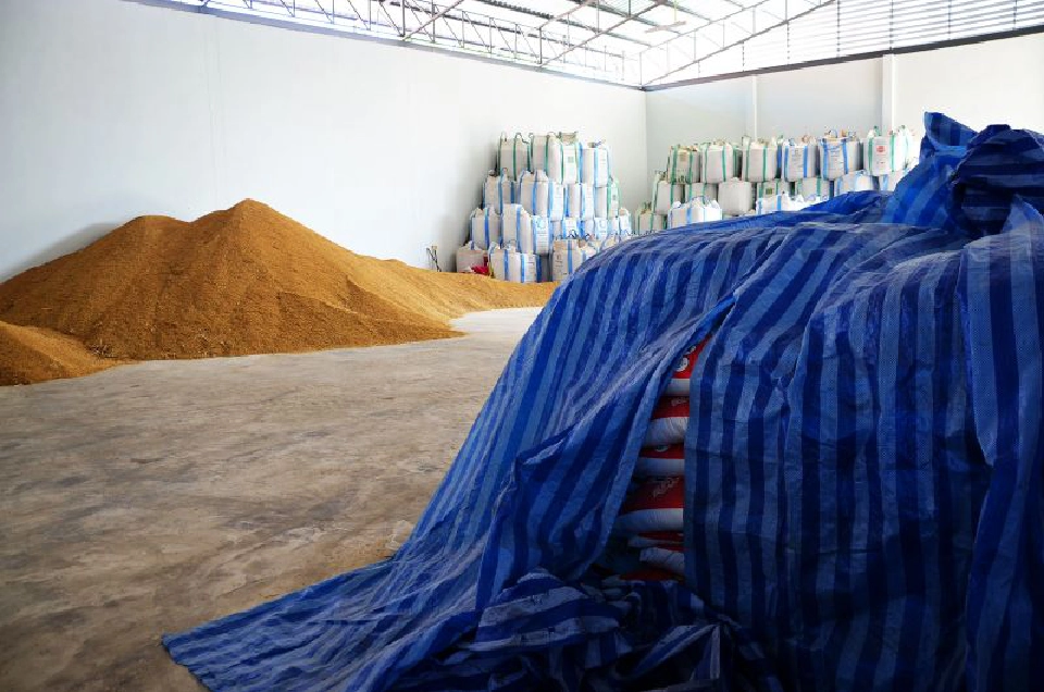 ตลาดนัดข้าวเปลือกอุดรธานีเหงา  ชาวนาขายน้อยเก็บไว้กินสู้‘โควิด’