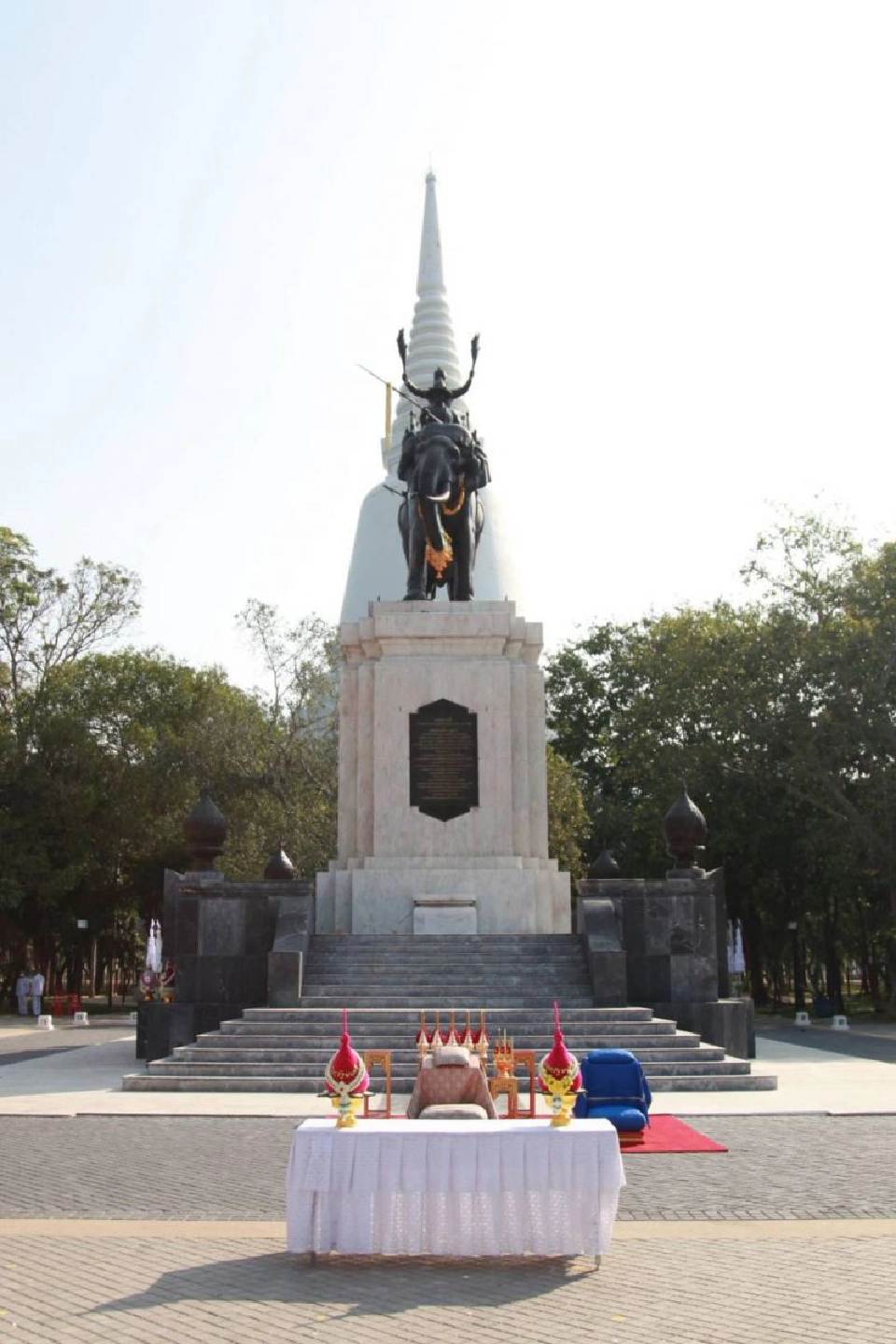 ถวายราชสักการะสมเด็จพระนเรศวรมหาราช 