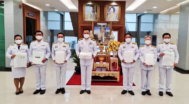 ในหลวง-พระราชินี พระราชทานพระราชทรัพย์ส่วนพระองค์ 122 ล้านรับมือโควิด-19 ในหลวง-พระราชินี พระราชทานพระราชทรัพย์ส่วนพระองค์ 122 ล้านรับมือโควิด-19