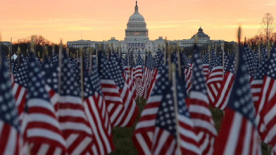"ทุ่งแห่งธงทิว" สัญลักษณ์แทนชาวอเมริกันที่ร่วมแสดงความยินดีกับพิธีสำคัญนี้อยู่กับบ้าน 