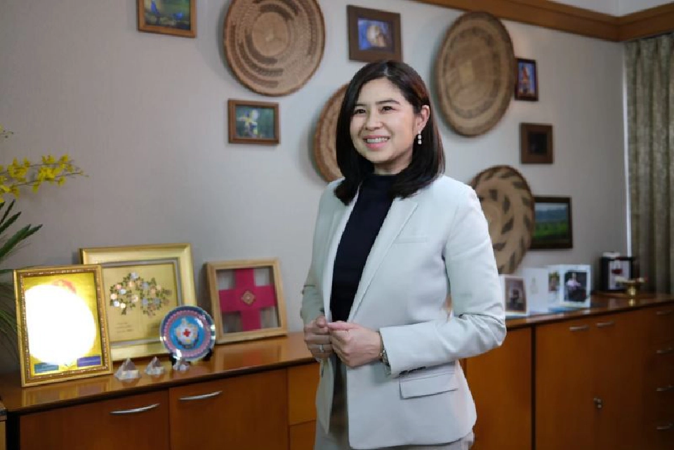 อารดา เฟื่องทอง 