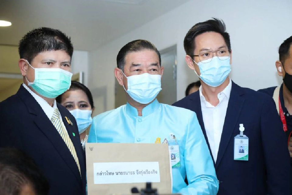 ซูเปอร์โพล ชี้ 97% เห็นด้วยแจ้งความ ม.112 เอาผิด "ธนาธร"