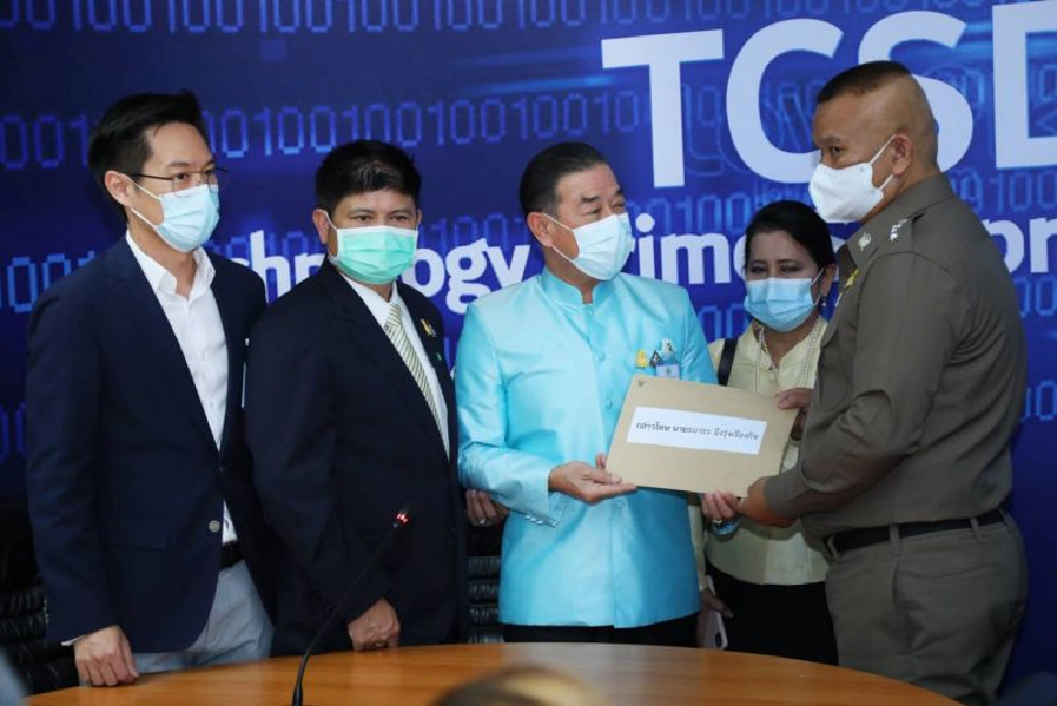 ซูเปอร์โพล ชี้ 97% เห็นด้วย "ดีอีเอส" แจ้งความ ม.112 เอาผิด "ธนาธร"