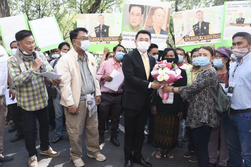 มอบดอกไม้ แสดงความขอบคุณ