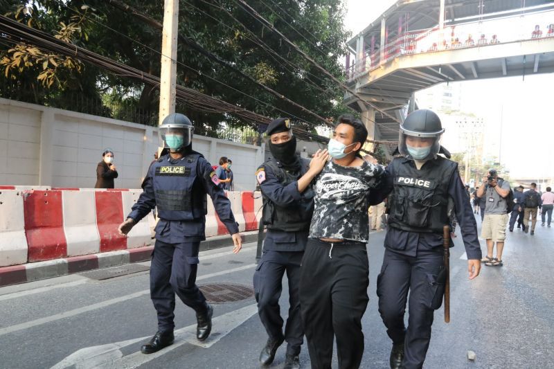สลายม็อบต้าน "รัฐประหารเมียนมา" หน้าสถานทูต หลังชุมนุมตั้งแต่ช่วงบ่าย