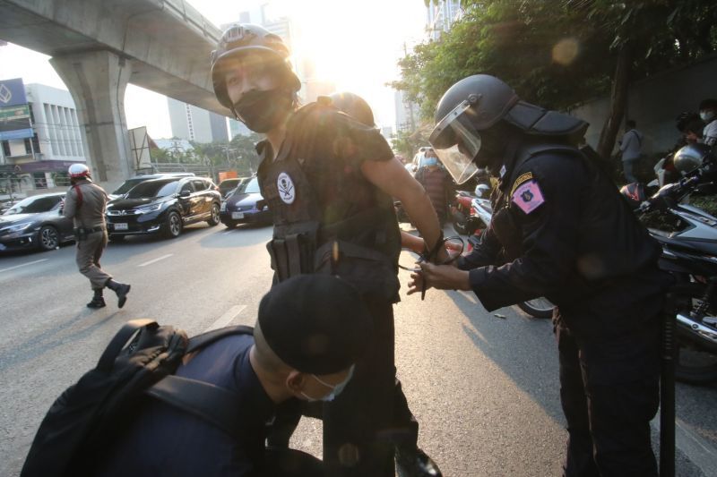 สลายม็อบต้าน "รัฐประหารเมียนมา" หน้าสถานทูต หลังชุมนุมตั้งแต่ช่วงบ่าย