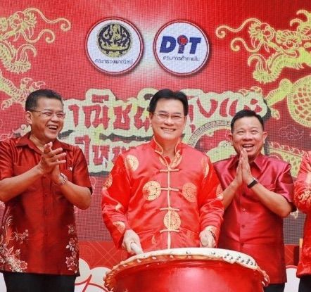 นายจุรินทร์ ลักษณวิศิษฏ์ รองนายกรัฐมนตรีและรัฐมนตรีว่าการกระทรวงพาณิชย์