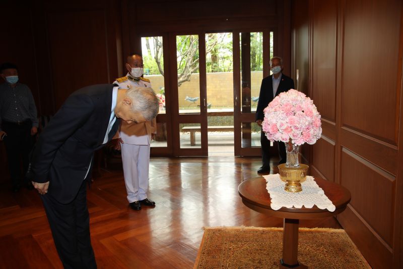 ทูลกระหม่อมฯ พระราชทานแจกันดอกไม้วันเกิด"สุวัจน์ ลิปตพัลลภ"