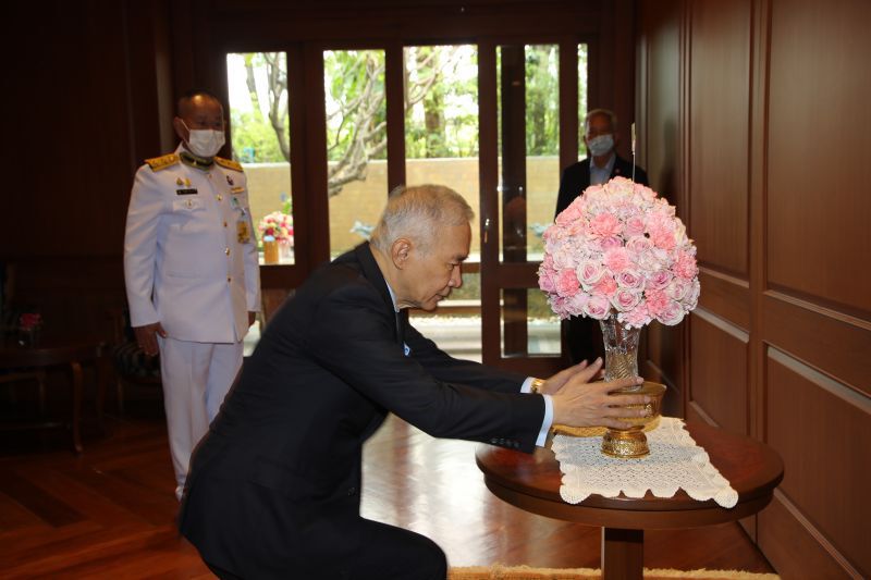 ทูลกระหม่อมฯ พระราชทานแจกันดอกไม้วันเกิด"สุวัจน์ ลิปตพัลลภ"