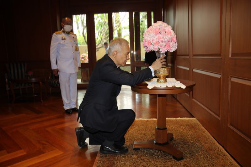 ทูลกระหม่อมฯ พระราชทานแจกันดอกไม้วันเกิด"สุวัจน์ ลิปตพัลลภ"