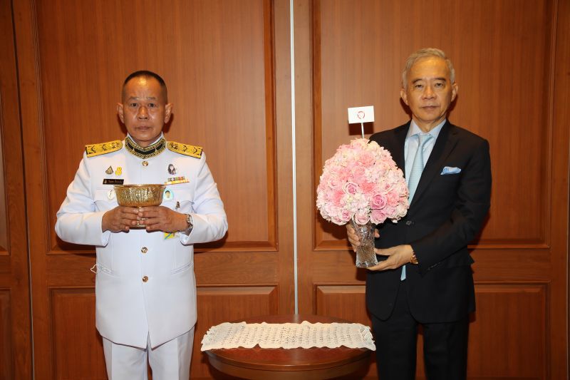 ทูลกระหม่อมฯ พระราชทานแจกันดอกไม้วันเกิด"สุวัจน์ ลิปตพัลลภ"