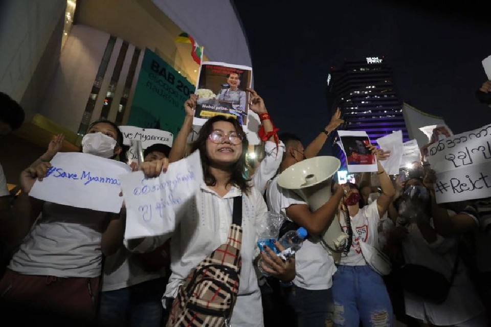 ชุมนุม สน.ปทุมวันป่วน มีเสียงคล้ายพลุดัง 