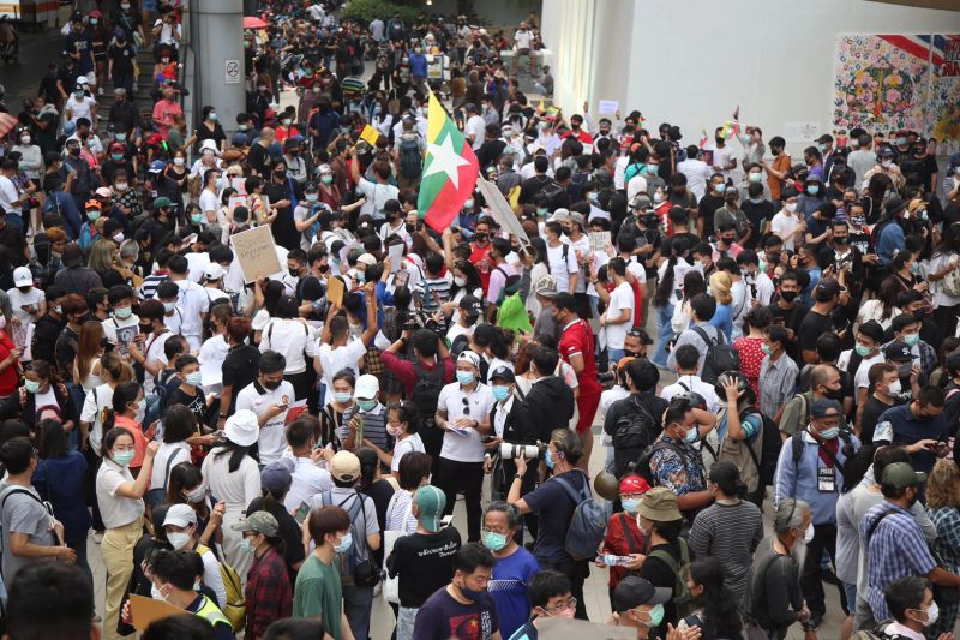 มวลชนเคลื่อนไปหน้าสน.ปทุมวัน