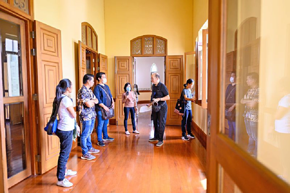 จิบกาแฟ ยลงานศิลป์ บ้านโบราณทรงยุโรป ...ที่ “Craftsman”