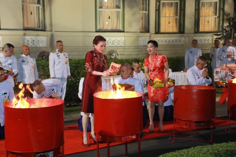 ในหลวง-พระราชินี ทรงประกอบพิธี สังเวยพระป้าย เนื่องในเทศกาลตรุษจีน