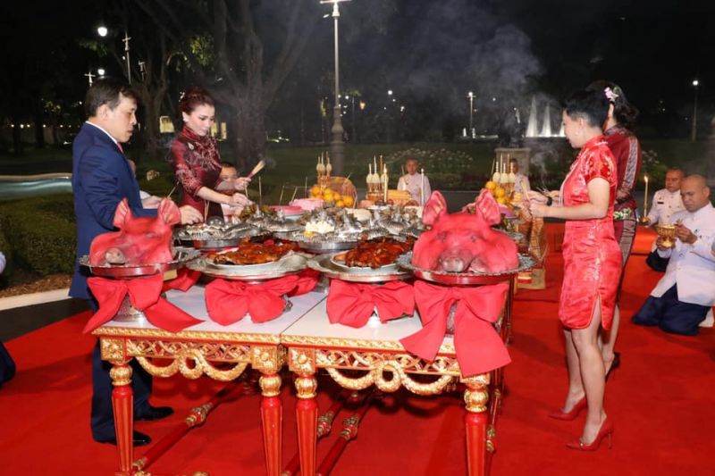 ในหลวง-พระราชินี ทรงประกอบพิธี สังเวยพระป้าย เนื่องในเทศกาลตรุษจีน