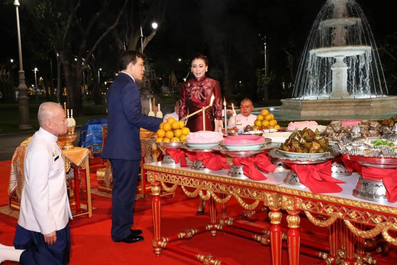 ในหลวง-พระราชินี ทรงประกอบพิธี สังเวยพระป้าย เนื่องในเทศกาลตรุษจีน