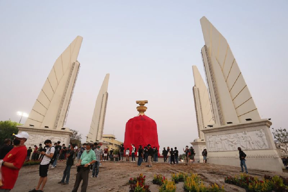 ม็อบ "ราษฎร" รื้อพรรณไม้ประดับปูพรมแดงรอบฐานอนุสาวรีย์ประชาธิปไตย