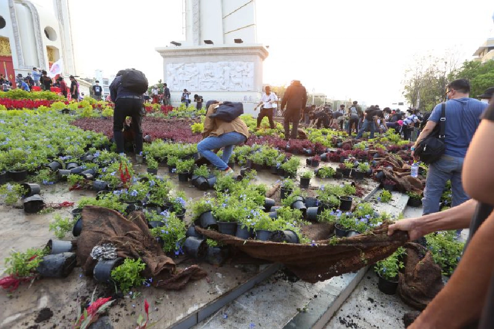 ไทม์ไลน์ เหตุปะทะม็อบทวงคืนอนุสาวรีย์ประชาธิปไตย