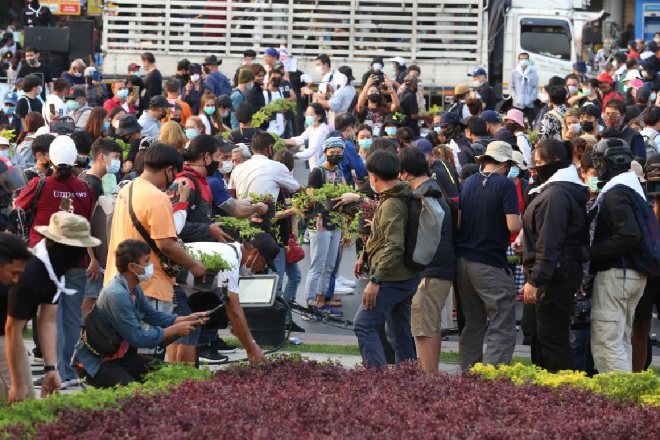 ไทม์ไลน์ เหตุปะทะม็อบทวงคืนอนุสาวรีย์ประชาธิปไตย