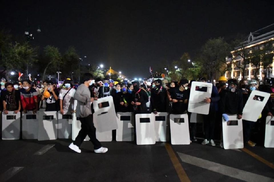 ม็อบราษฎร ประกาศสลายชุมนุม นัดใหม่ 20 ก.พ.นี้ 