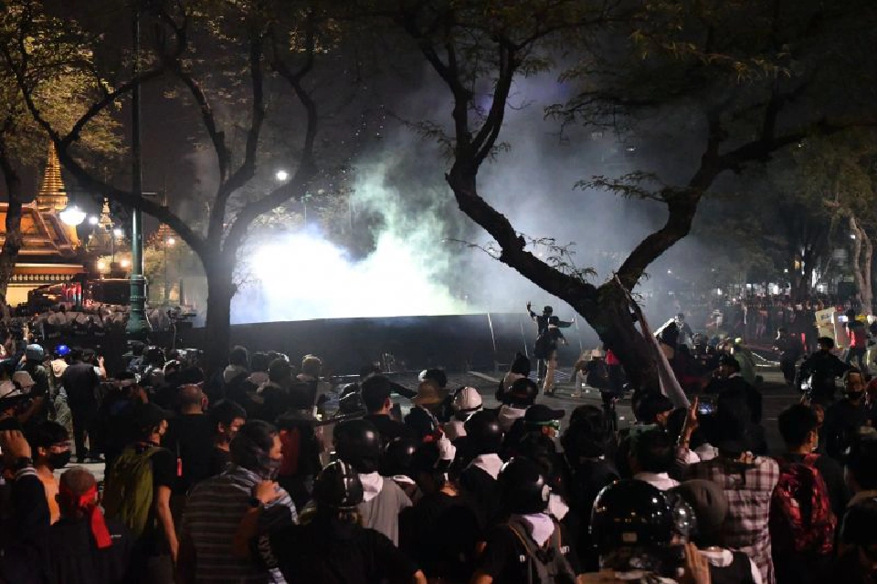 ม็อบราษฎร ประกาศสลายชุมนุม นัดใหม่ 20 ก.พ.นี้ 