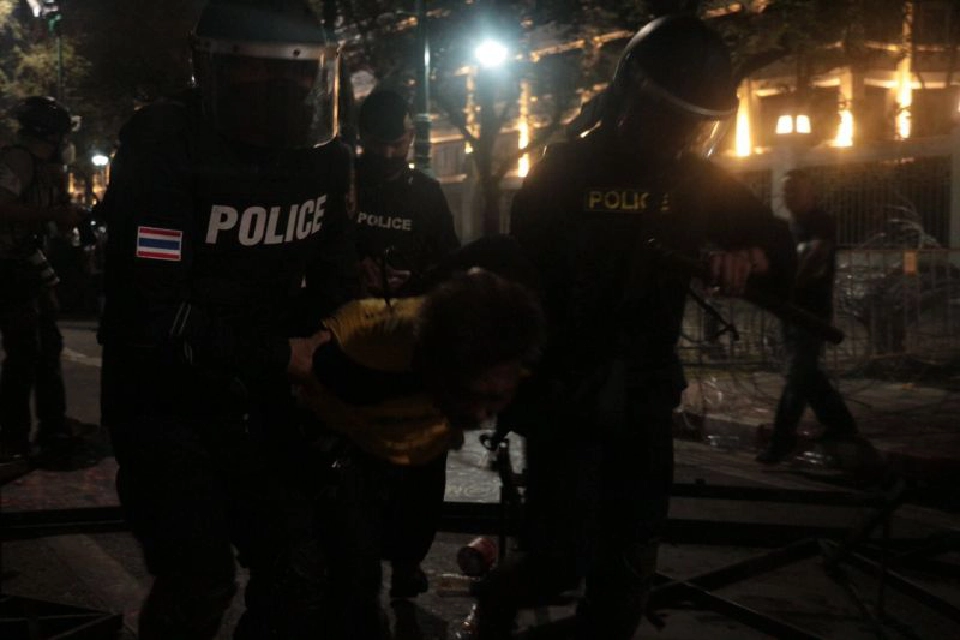 ไทม์ไลน์ เหตุปะทะม็อบทวงคืนอนุสาวรีย์ประชาธิปไตย