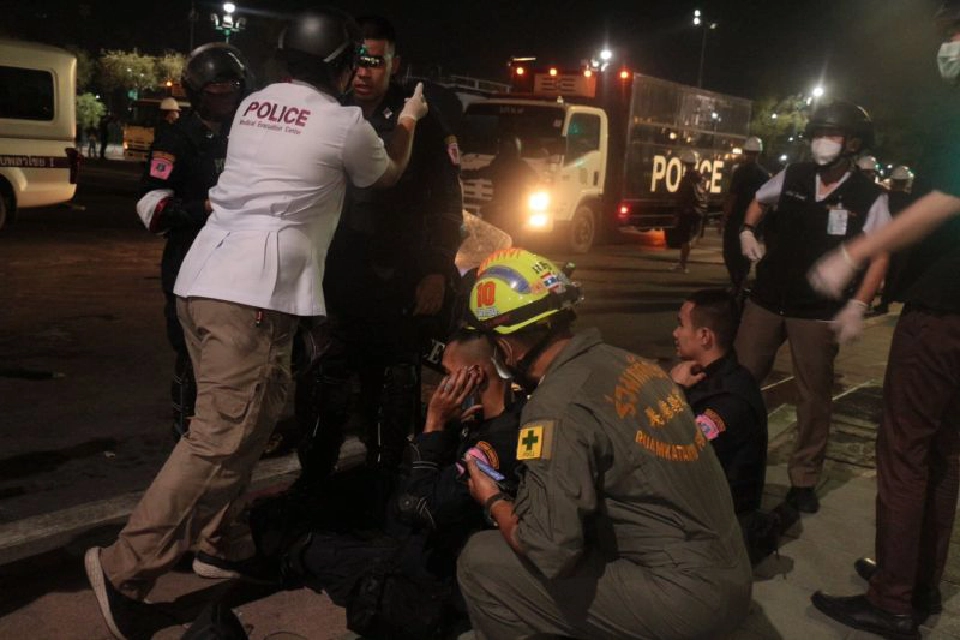 ไทม์ไลน์ เหตุปะทะม็อบทวงคืนอนุสาวรีย์ประชาธิปไตย