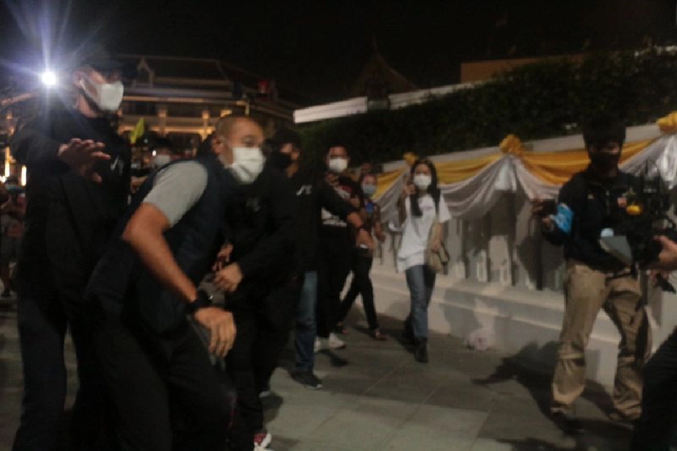 ไทม์ไลน์ เหตุปะทะม็อบทวงคืนอนุสาวรีย์ประชาธิปไตย