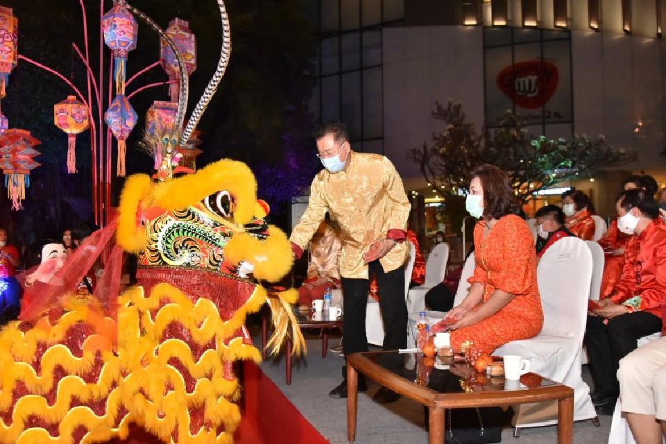 2ห้างยักษ์"โคราช"ประชัน"มังกรตรุษจีน"อลังการ