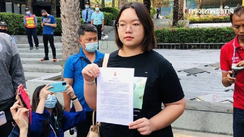 น.ส.ปนัสยา สิทธิจิรวัฒนกุล หรือ รุ้ง แกนนำแนวร่วมธรรมศาสตร์และการชุมนุม