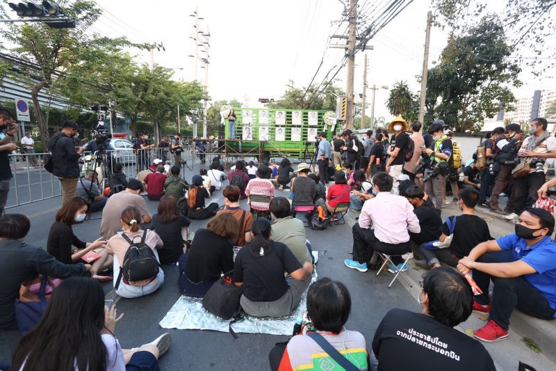 เกาะติด “ม็อบราษฎร” ชุมนุม “อภิปรายไม่ไว้วางใจ” ด้านหน้ารัฐสภา 19 ก.พ.64 