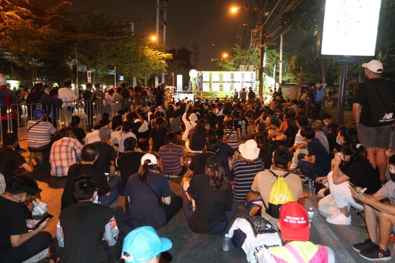 เกาะติด “ม็อบราษฎร” ชุมนุม “อภิปรายไม่ไว้วางใจ” ด้านหน้ารัฐสภา 19 ก.พ.64 