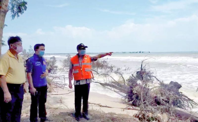 “นิพนธ์”รุดสำรวจพื้นที่เสียหายต้นสนล้มชายหาดสงขลา