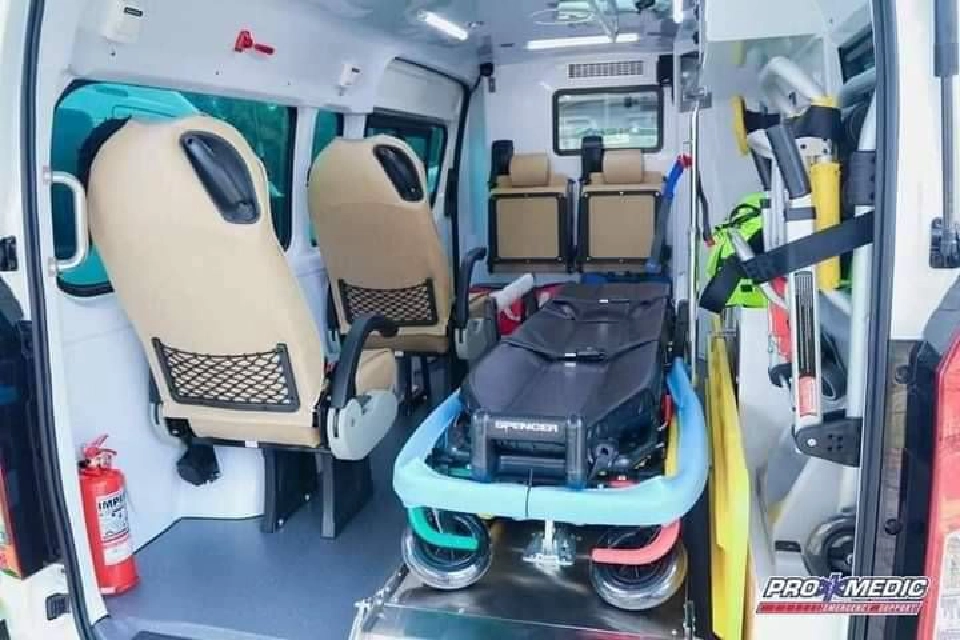 "ในหลวง"พระราชทาน รถพยาบาล ให้แก่โรงพยาบาล 13 แห่งทั่วประเทศ