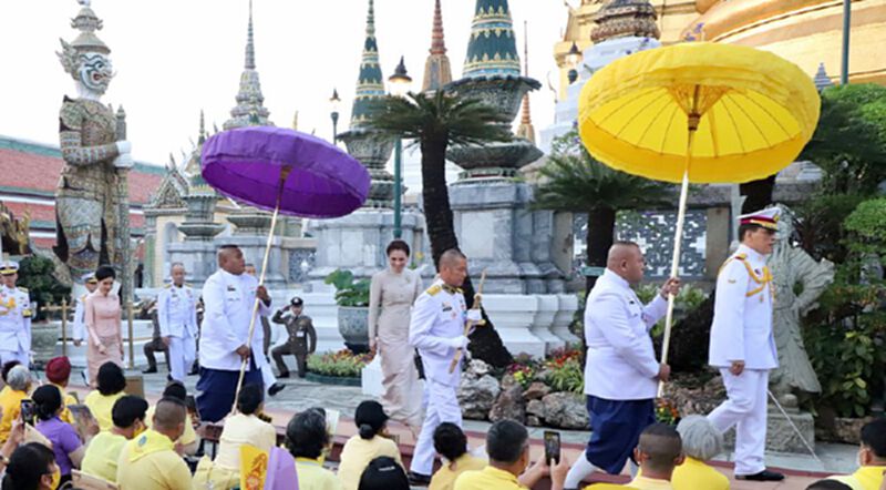 ในหลวง-พระราชินี เสด็จฯทรงเปลี่ยนเครื่องทรงฤดูหนาว "พระแก้วมรกต" เพื่อทรงเครื่องสำหรับฤดูร้อน ในหลวง-พระราชินี เสด็จฯทรงเปลี่ยนเครื่องทรงฤดูหนาว "พระแก้วมรกต" เพื่อทรงเครื่องสำหรับฤดูร้อน