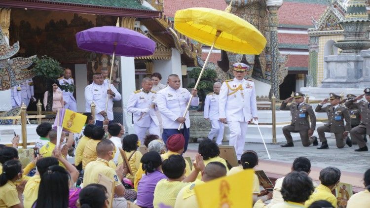 ในหลวง-พระราชินี เสด็จฯทรงเปลี่ยนเครื่องทรงฤดูหนาว "พระแก้วมรกต" เพื่อทรงเครื่องสำหรับฤดูร้อน