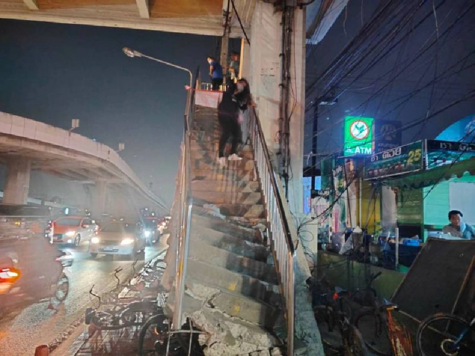 สะพานลอยย่านแสมดำชำรุด