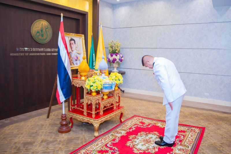 ในหลวงพระราชทานกระเช้าของขวัญแก่ ร.อ.ธรรมนัส พรหมเผ่า