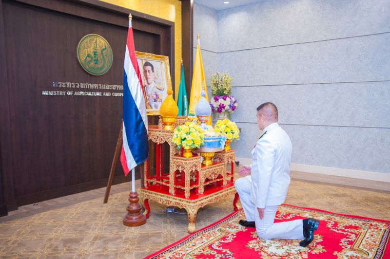ในหลวงพระราชทานกระเช้าของขวัญแก่ ร.อ.ธรรมนัส พรหมเผ่า