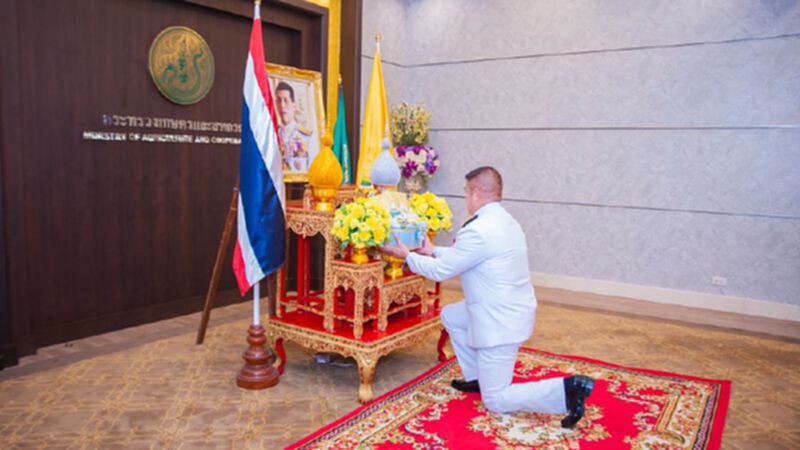 ในหลวงพระราชทานกระเช้าของขวัญแก่ ร.อ.ธรรมนัส พรหมเผ่า ในหลวงพระราชทานกระเช้าของขวัญแก่ ร.อ.ธรรมนัส พรหมเผ่า
