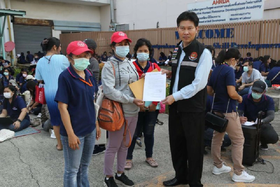 เจ้าหน้าที่กระทรวงแรงงาน สมุทรปราการลงพื้นที่รับคำร้องลูกจ้าง และช่วยดูแลด้านสิทธิประโยชน์ทางกฎหมาย