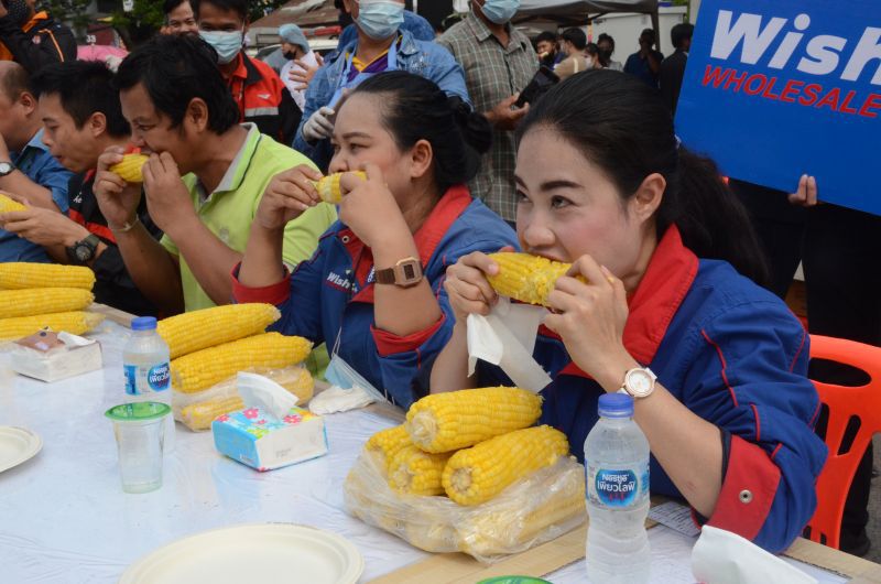 การแข่งขันแทะข้าวโพดหวานใน 4 นาที ผู้ชนะทำได้ 3 ฝัก