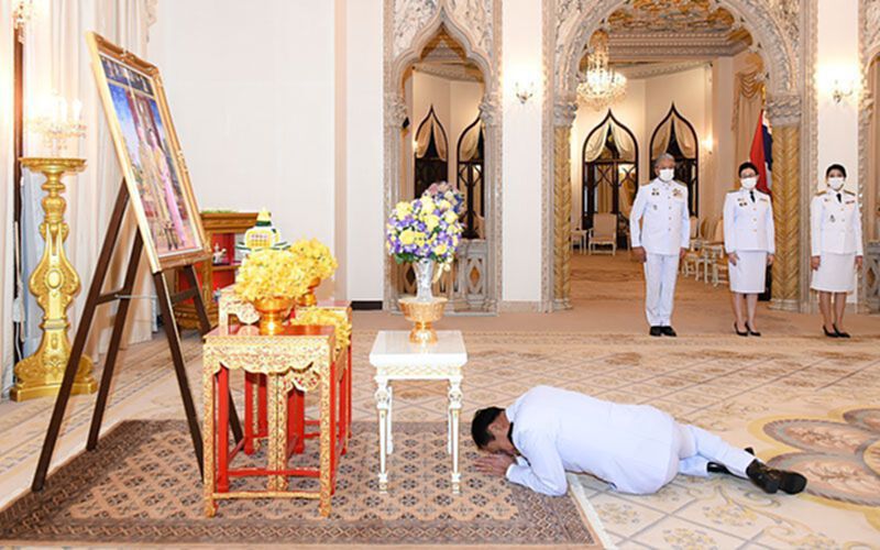 "ในหลวง"พระราชทานแจกันดอกไม้ เนื่องในวันคล้ายวันเกิด พล.อ.ประยุทธ์ "ในหลวง"พระราชทานแจกันดอกไม้ เนื่องในวันคล้ายวันเกิด พล.อ.ประยุทธ์