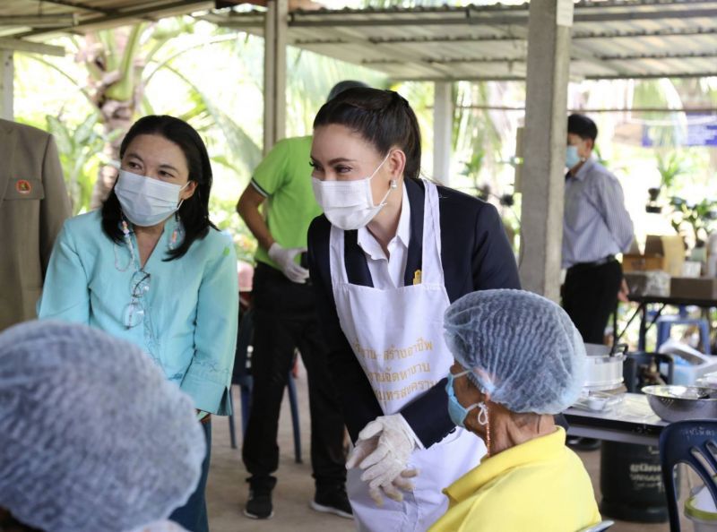 ที่ปรึกษารัฐมนตรีแรงงานลงพื้นที่แม่กลองส่งเสริมการสร้างอาชีพแก่กลุ่มเปราะบาง