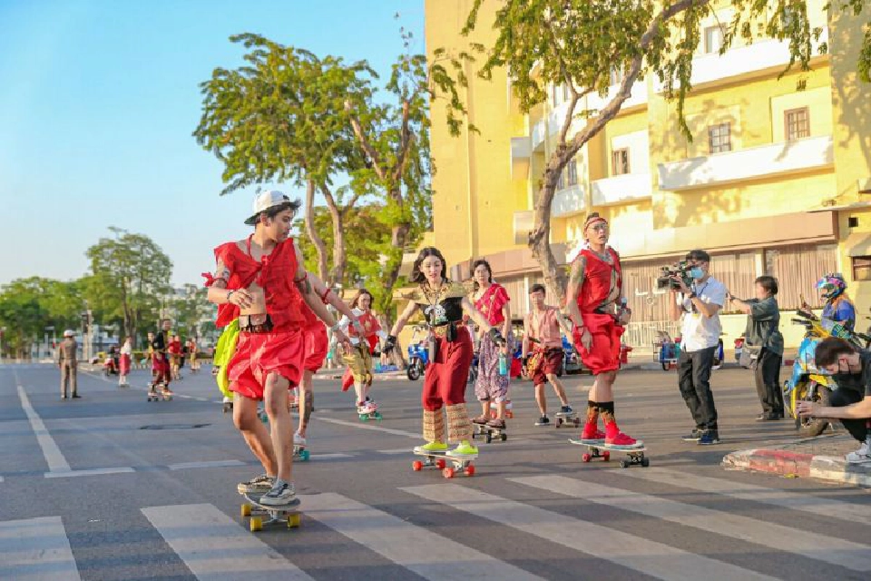 ใส่ชุดไทยไถสเก็ต 