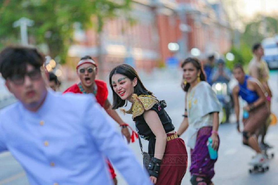 ใส่ชุดไทยไถสเก็ต 