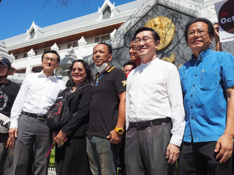 ปฏิบัติการ "Oct DEM" คนเตือนตุลา ขยับ จี้ปล่อยม็อบ 3 นิ้ว (ประมวลภาพ)  